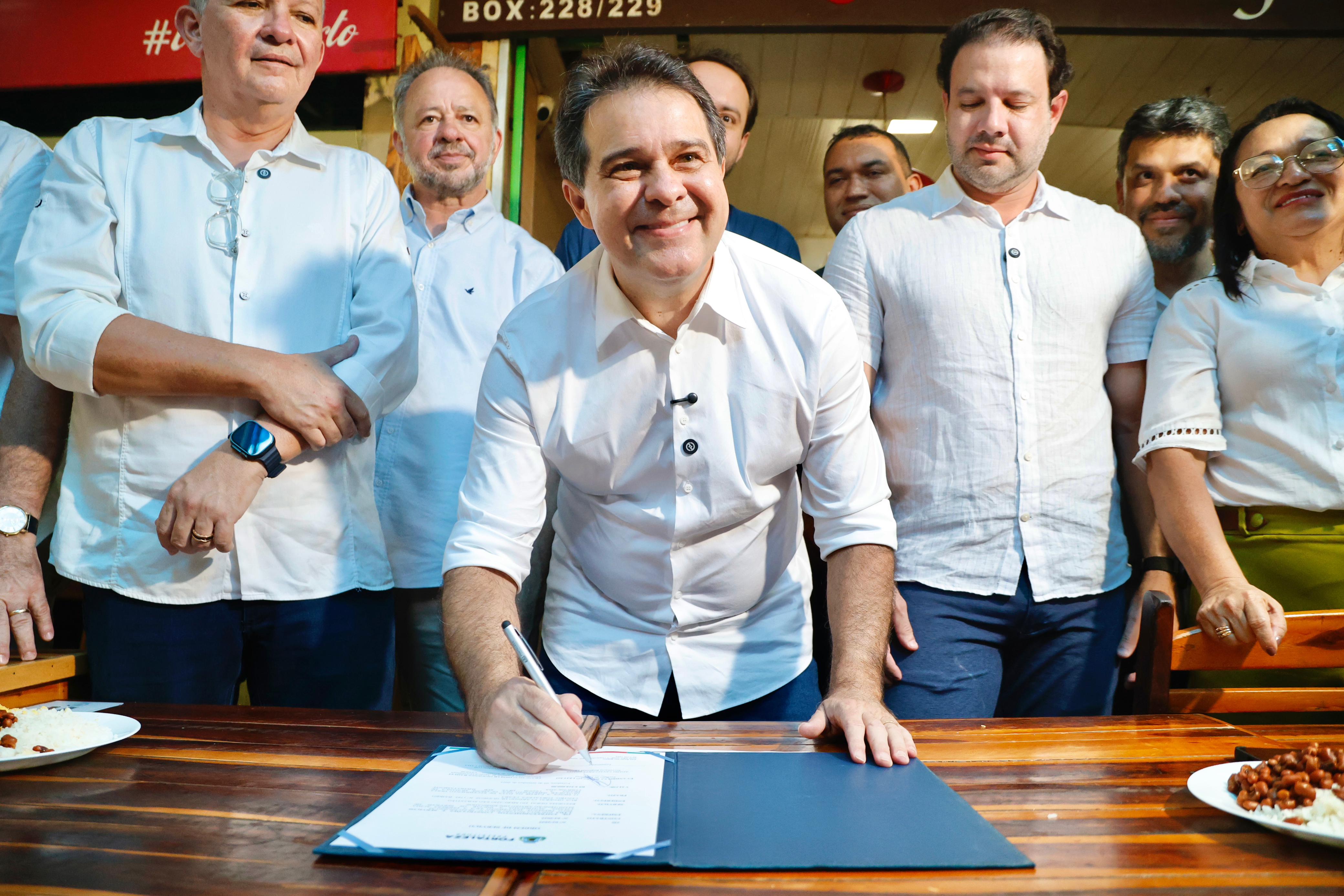 prefeito assinando documento